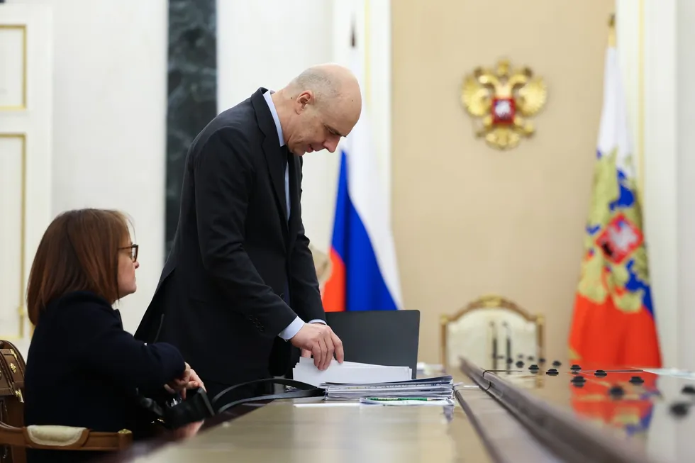 Быстрое решение властей упростило финансирование дефицита и позволило Минфину занимать сверх установленных лимитов. Это повышает неопределённость для бизнеса, давит на ставки и инфляцию и ускоряет истощение бюджетных подушек.
