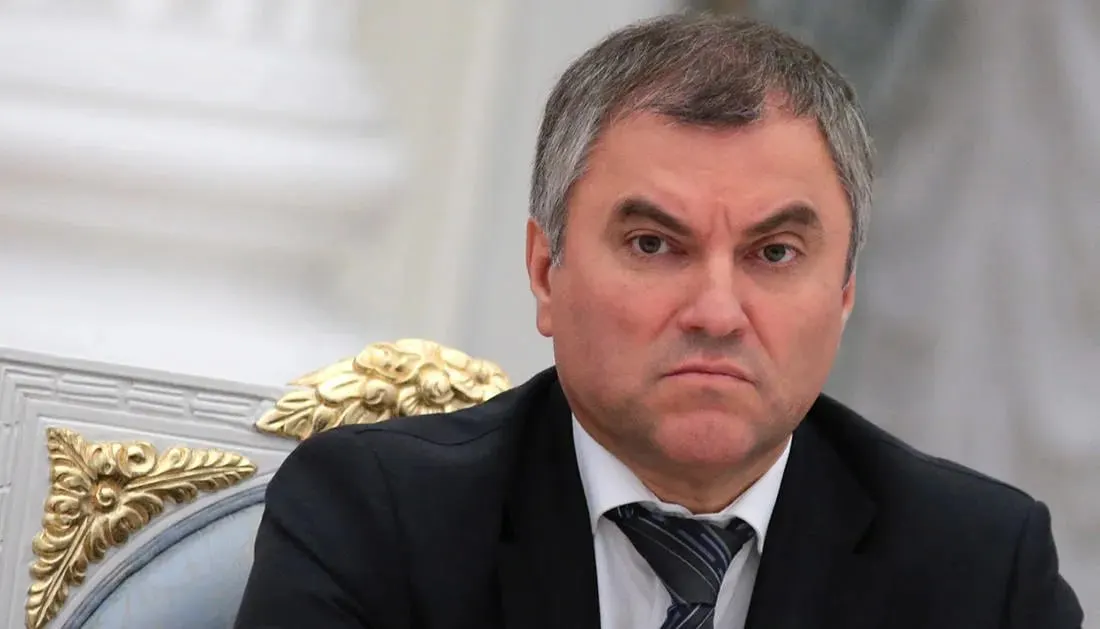 Председатель Госдумы призвал не паниковать и объединиться — по его словам, страна уже преодолевала похожие экономические и финансовые трудности.