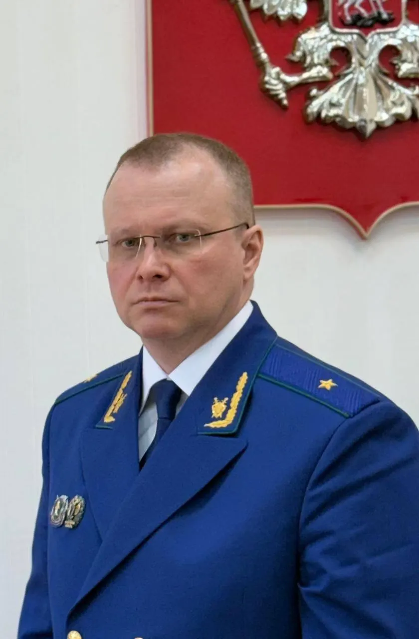 Президент назначил Бориса Анатольевича Новикова прокурором Мурманской области. Он служит в органах прокуратуры с 2001 года и занимал ряд руководящих должностей в Северо‑Западном федеральном округе.