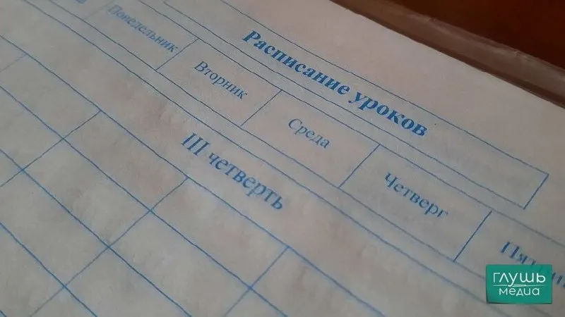 Вице‑спикер Госдумы Борис Чернышов предложил поощрять учеников единовременными выплатами, сертификатами или грантами за заметное улучшение успеваемости; инициативу направили вице‑премьеру Дмитрию Чернышенко.