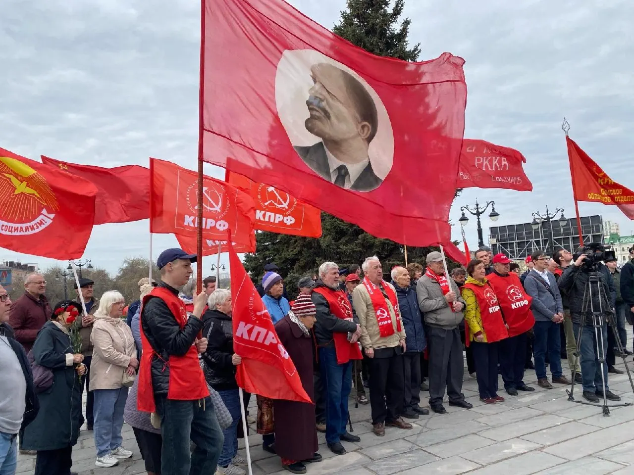 Депутаты внесли поправки в закон об основных гарантиях избирательных прав после решения Конституционного суда по жалобе оренбургского обкома КПРФ. Изменения начнут действовать только со следующей кампании и распространяются лишь на региональные и муниципальные выборы.