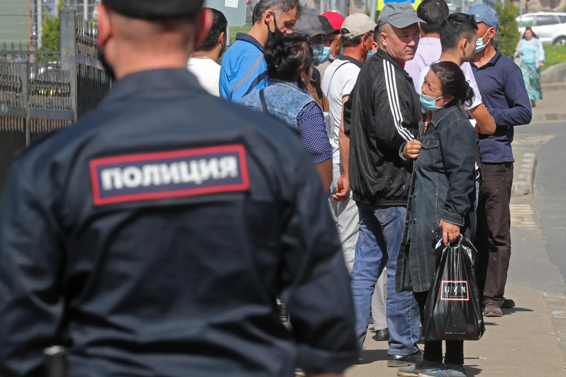 Правительство подготовило поправки к законопроекту об обязательной депортации: в перечень оснований предлагают включить дискриминацию и неповиновение законному требованию пограничника. Поправки одобрены и пойдут во второе чтение в Госдуме.