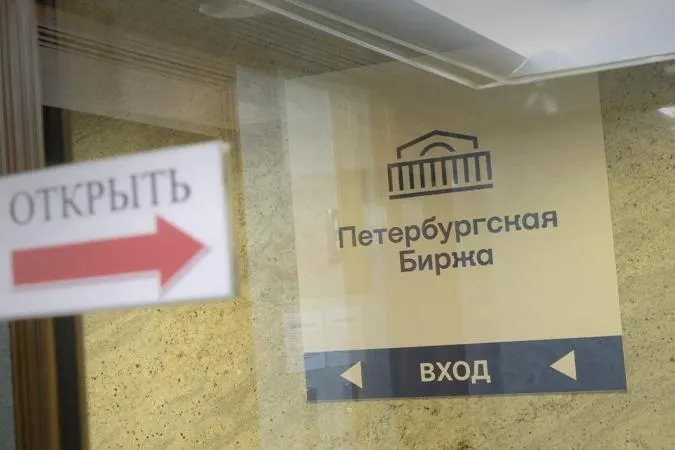 С 21 июля на бирже запретят закупки топлива исключительно для перепродажи — бензин можно будет покупать только для собственных нужд или для заранее обозначенного конечного потребителя; за несоблюдение правил участникам грозит блокировка доступа.