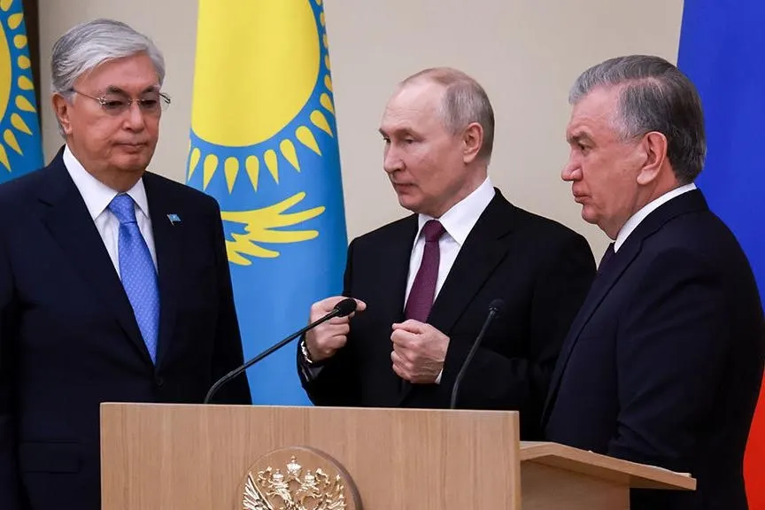 Президент подписал распоряжения о начале переговоров по корректировке соглашений о военно‑техническом сотрудничестве с Казахстаном (2013) и Узбекистаном (2016). Решение связано с западными ограничениями на экспорт технологий и комплектующих.