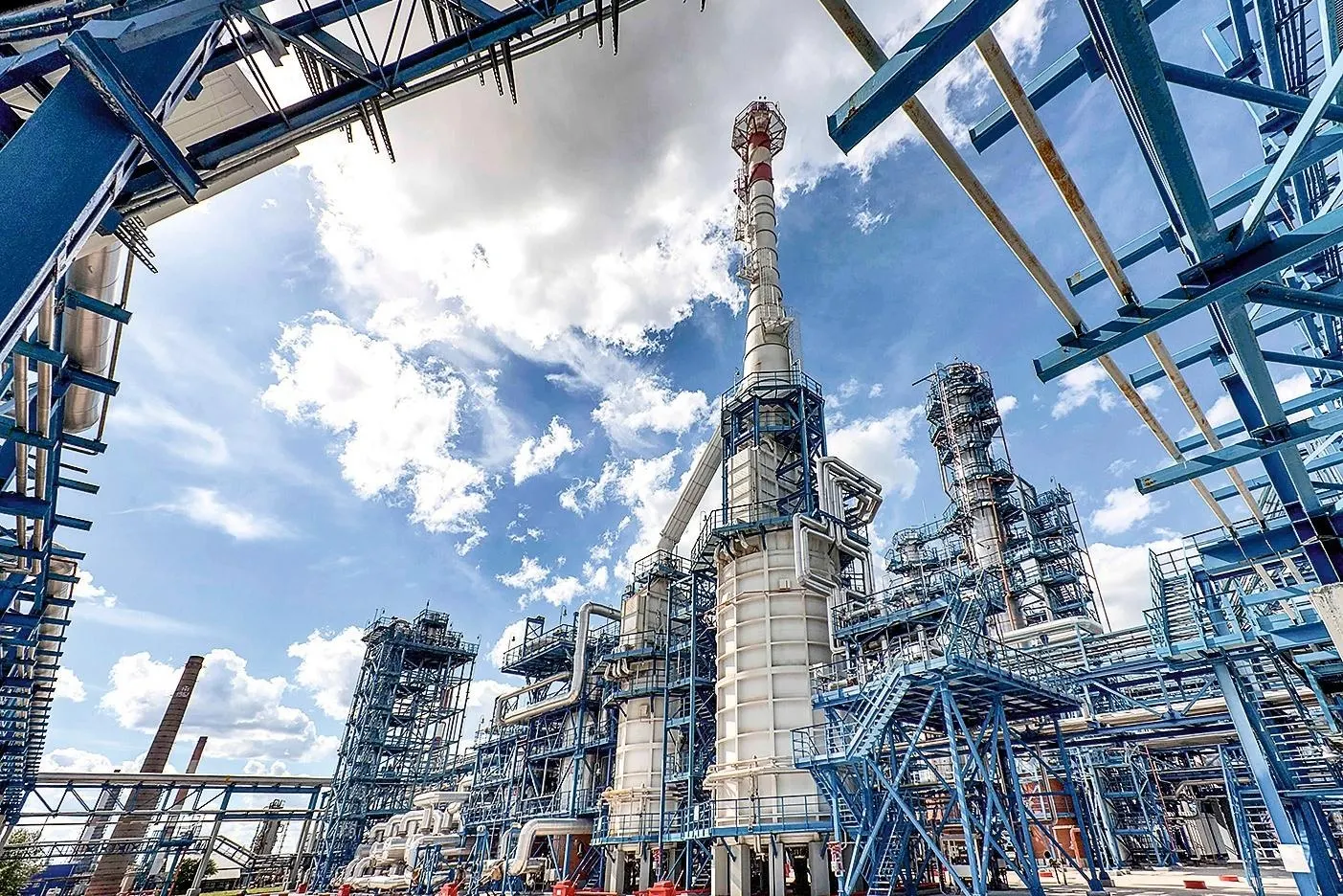 Нефтепереработчики в июне получили 210,6 млрд рублей — мера призвана заставить компании оставлять бензин и дизель на внутреннем рынке, предотвратить дефицит и сдержать рост цен перед сентябрьскими выборами.