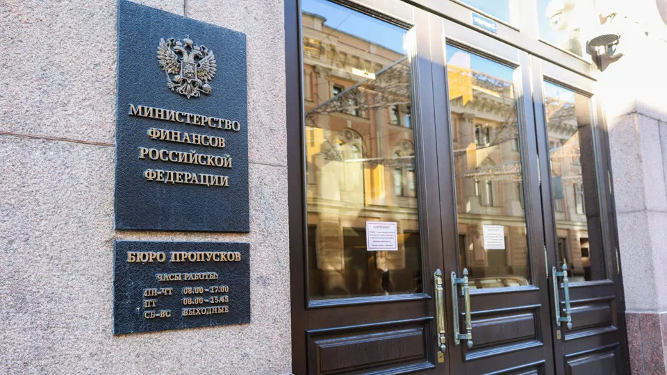 Аналитический центр предупреждает, что из‑за резкого роста госдолга и дорогих заимствований обслуживание долга уже стало значительной статьёй расходов бюджета; к 2028 году проценты могут приблизиться к 10 трлн рублей в год.