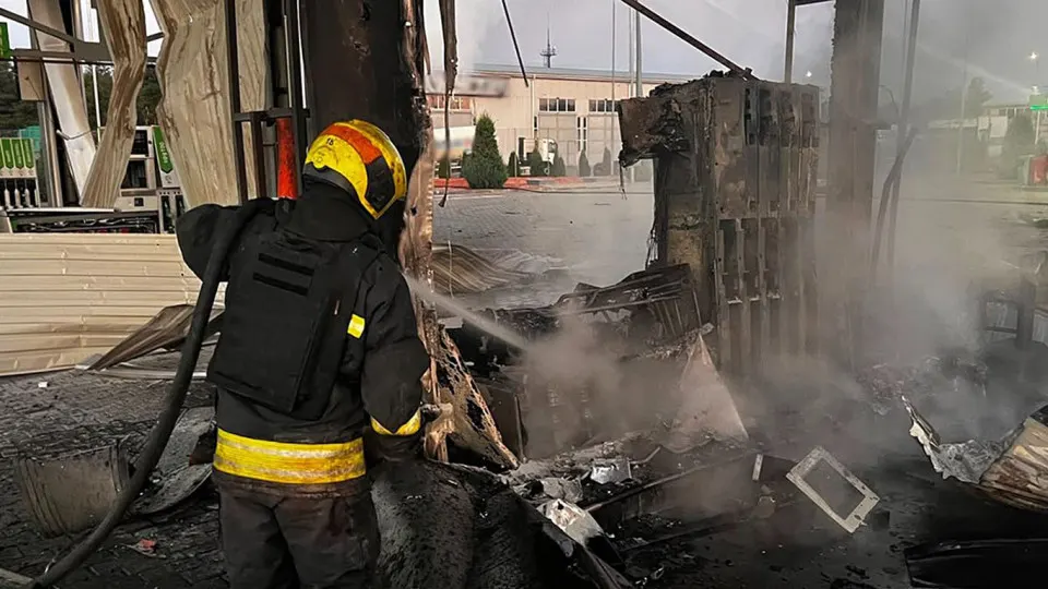 Ночные атаки дронов повредили несколько автозаправок в Днепропетровской области — один погибший, трое ранены. Одновременно в России развивается острый дефицит бензина, цены растут, начат экстренный импорт топлива.