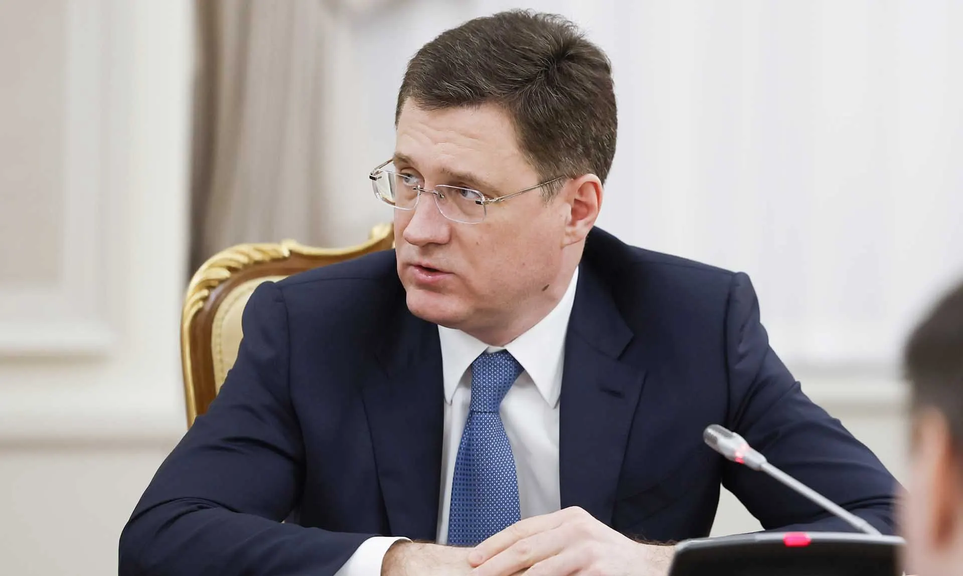 Вице‑премьер на финансовом форуме заявил, что в целом запасы бензина и дизеля в стране достаточны. Отдельные перебои на АЗС связаны с логистикой и решаются оперативно; в ряде регионов введены режимы повышенной готовности.