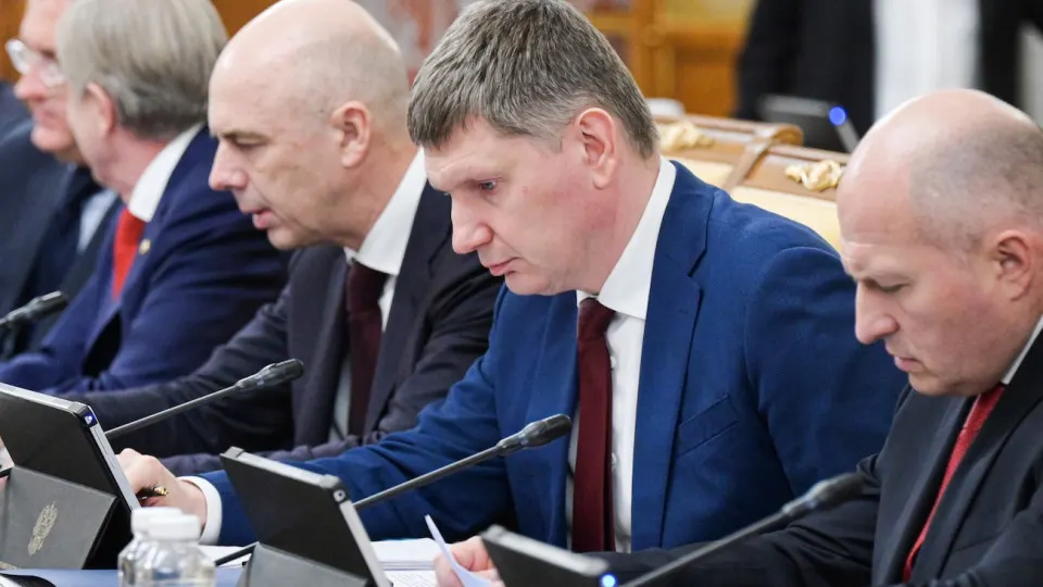 По данным Минэкономразвития, ВВП за январь–май вырос всего на 0,2%. Промышленность в целом стагнирует, наблюдается сильное расслоение по регионам, падение цен на нефть и проблемы в нефтепереработке усиливают риск рецессии к концу года.