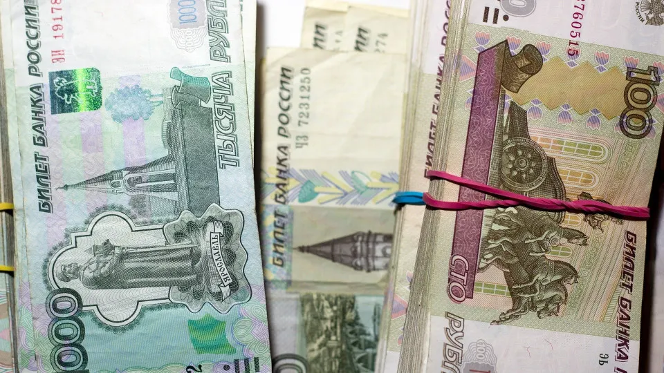 С 1 по 16 июля объём наличных в обращении увеличился на 513 млрд рублей. Банки активнее привлекают средства у Центробанка, одновременно растёт доля проблемных кредитов — это повышает риски для стабильности сектора.