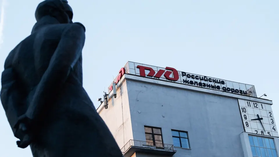 Индексацию тарифов решили провести досрочно, чтобы поддержать финансово испытывающую трудности монополию с почти 4 трлн руб. долга. РЖД сокращает инвестиции и готовится к увольнениям и переводу сотрудников на неполную занятость.