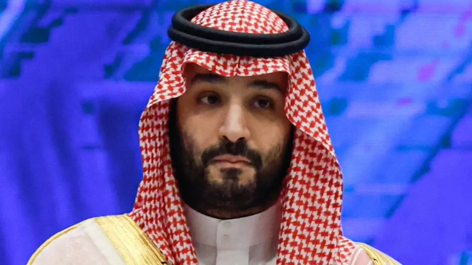 Королевство объявило крупную скидку на августовыe поставки Arab Light — шаг, направленный на привлечение покупателей в Азии после восстановления транзита через Ормузский пролив. Это усилило давление на мировые котировки и обострило проблемы в нефтяной выручке России.