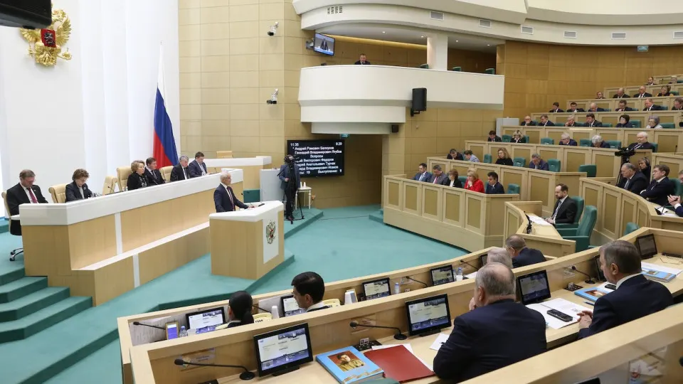 Закон вводит официальный реестр лиц, «уклоняющихся» от исполнения наказания за рубежом, и широкий набор ограничений — от блокировки банковских услуг и операций с недвижимостью до отказа в дистанционных госуслугах и консульной поддержке.