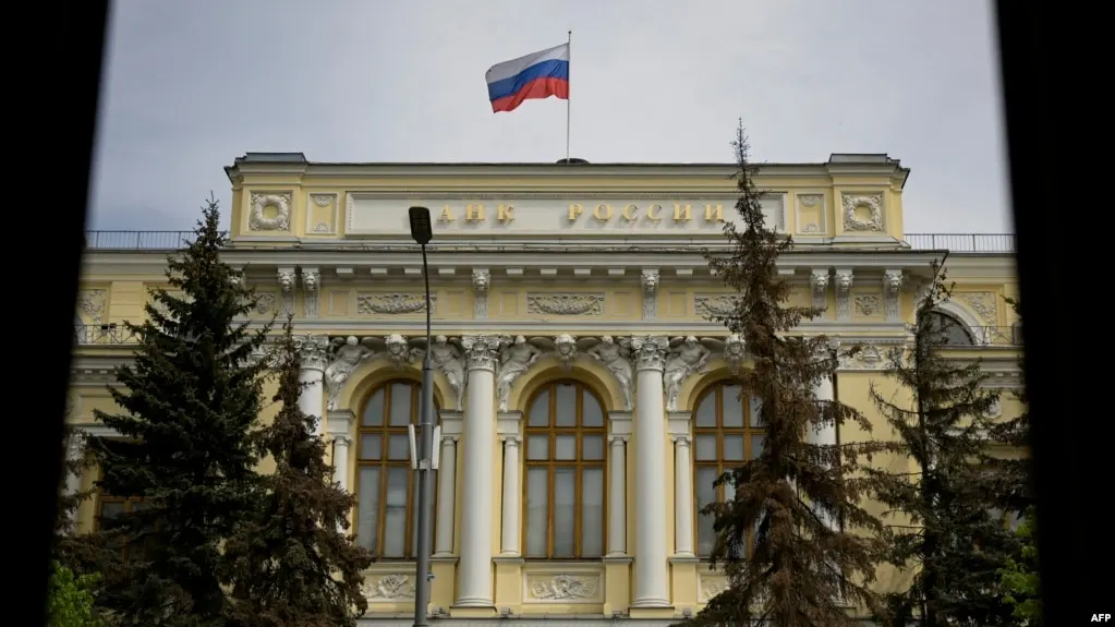 ЦБ расширил перечень криптовалют для обращения на биржах, введены лимиты для неквалифицированных инвесторов и анонсировано вступление закона о цифровых валютах в 2026 году.
