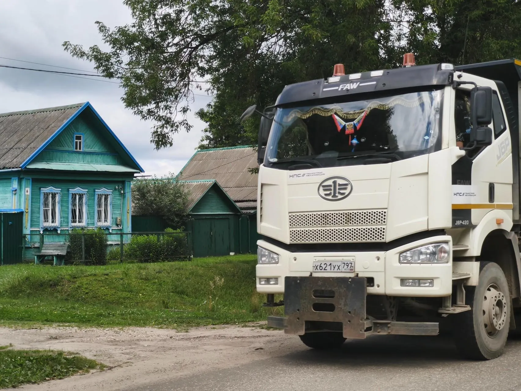 Часть жителей лишилась жилья, другие приспосабливаются к жизни рядом с поездами и гигантскими грузовиками.