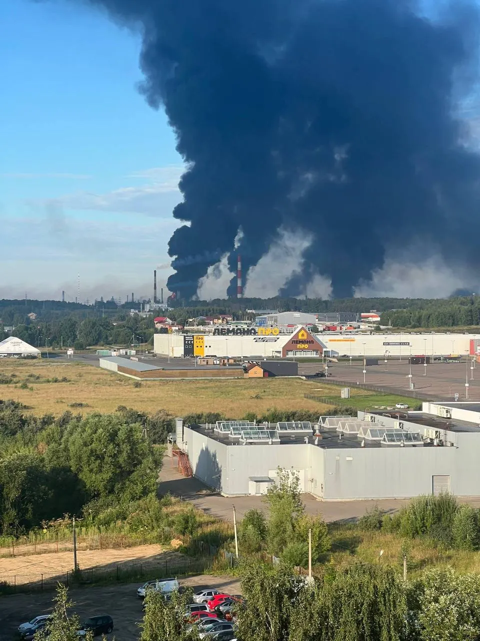 В ночной выпуск вошли атаки беспилотников в нескольких регионах, пожары в частной застройке, инциденты на Сандармохе и предвыборная повестка.