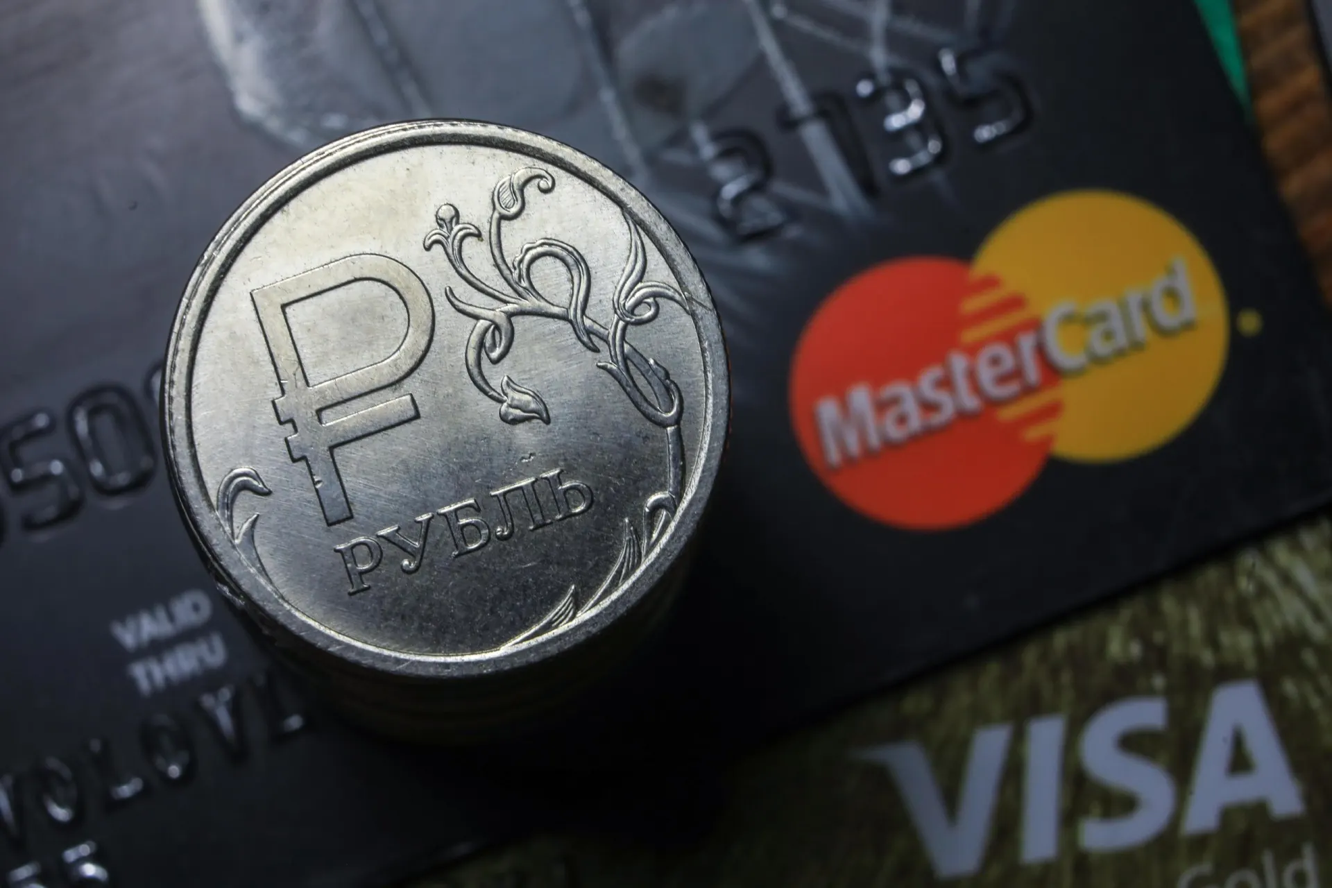 Пользователи сталкиваются с перебоями при оплате картами Visa и Mastercard и при расчётах через Систему быстрого платежа. Разбираем причины и последствия.