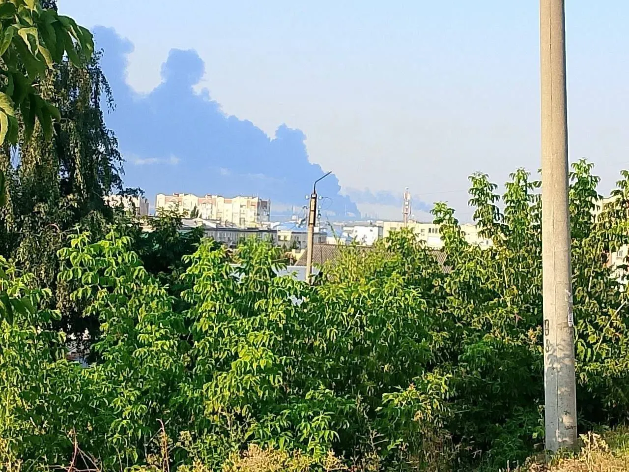 Ночью в Самарской области произошла атака беспилотников на Сызранский НПЗ. Ликвидация последствий ведется, информация о пострадавших уточняется.