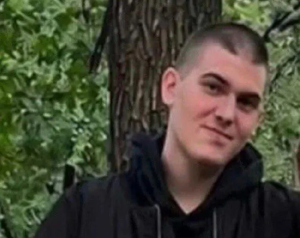 21-летний Евгений Стрежнев пропал после атаки дронов на логистический центр в Чапаевске; пожар и эвакуация более 500 человек. Следственные органы ведут поиск.