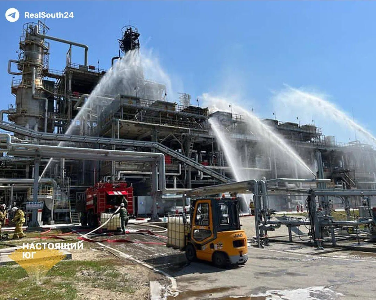 После атак на нефтепереработку август стал одним из самых трудных месяцев: переработка снизилась, бензин дорожает, а цены растут.