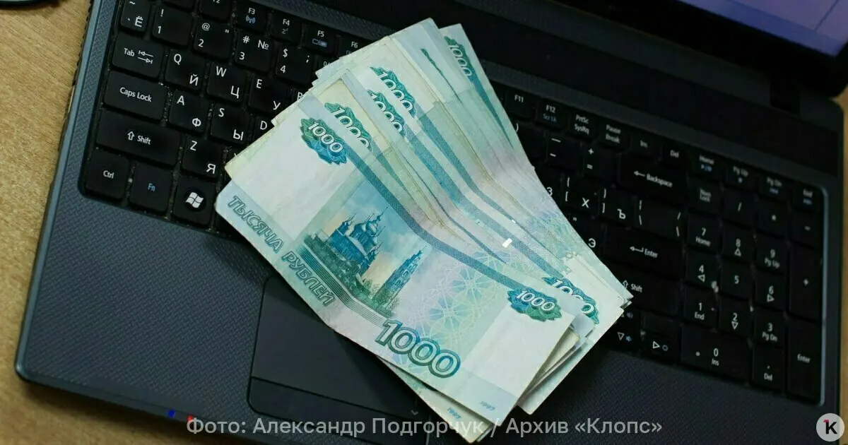 Обсуждается возможность выпуска пластиковых банкнот в России, акцент на долговечность и защиту от подделок.