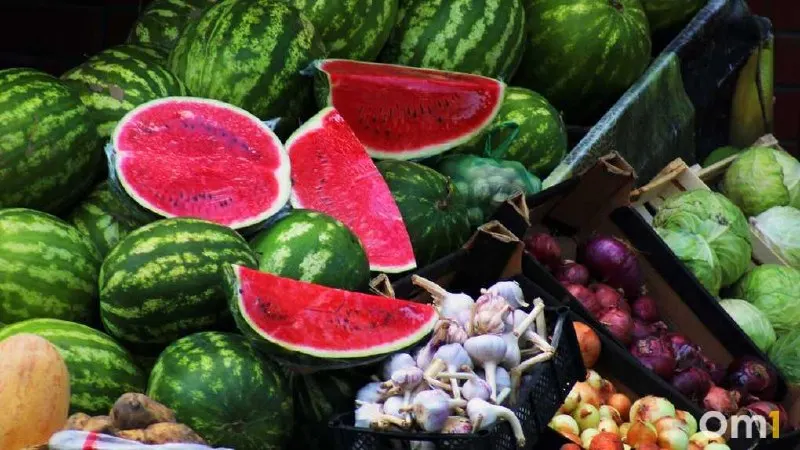 Разрезанные арбузы и дыни могут быстро портиться и представлять риск для здоровья; покупайте их только в официальных торговых точках.
