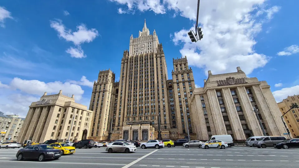 Россия заявляет, что любые планы по заморозке боевых действий возможны лишь после устранения причин кризиса; Москва критикует запад и предупреждает об эскалации.