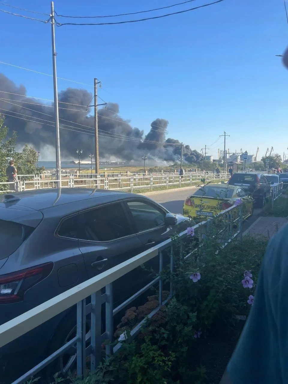 В Белгородской области беспилотник атаковал пассажирский автобус, пострадавшими стали три человека. Позже зафиксирован прилёт в Ейске, о чём сообщали СМИ; Минобороны заявило об уничтожении множества дронов по регионам.