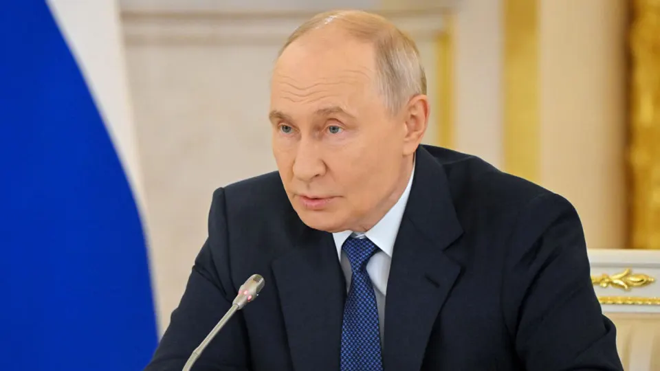 Президент потребовал ускорить восстановление логистических цепочек и модернизацию инфраструктуры на фоне атак, в том числе на склады Wildberries, что влияет на экономику страны.