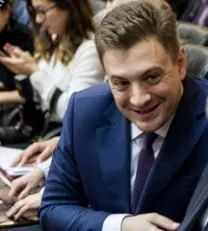 Коммунист Камнев потребовал снизить стоимость автомобилей «АвтоВАЗа» внутри страны после жалобы на то, что за рубежом они стоят дешевле.