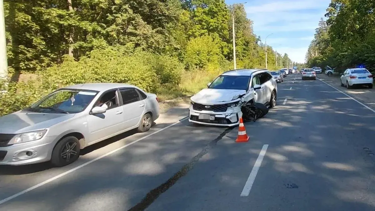 На Лесопарковом шоссе в Тольятти произошла авария: пострадали три человека, среди них 11-летний ребенок. Все пострадавшие получили амбулаторное лечение; обстоятельства устанавливаются.