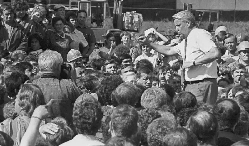 Исторический обзор волн суверенитетов и роли Москвы в начале 1990-х, с акцентом на Татарстан.