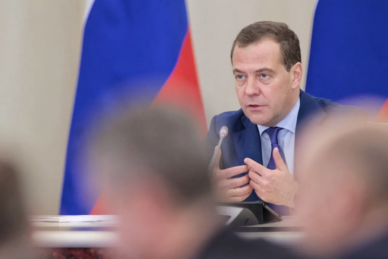 Лидер Единой России отметил, что противостояние с Западом продолжится на условиях страны, и проблемы с воспитанием общества остаются актуальными.
