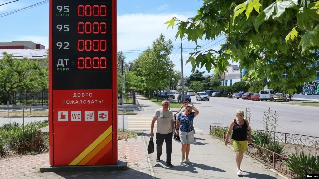 На Кубани сохраняется дефицит топлива: в Геленджике и близлежащих населённых пунктах бензин исчез на большинстве заправок, очереди растут, а в регионе вводят ограничения на отпуск топлива.