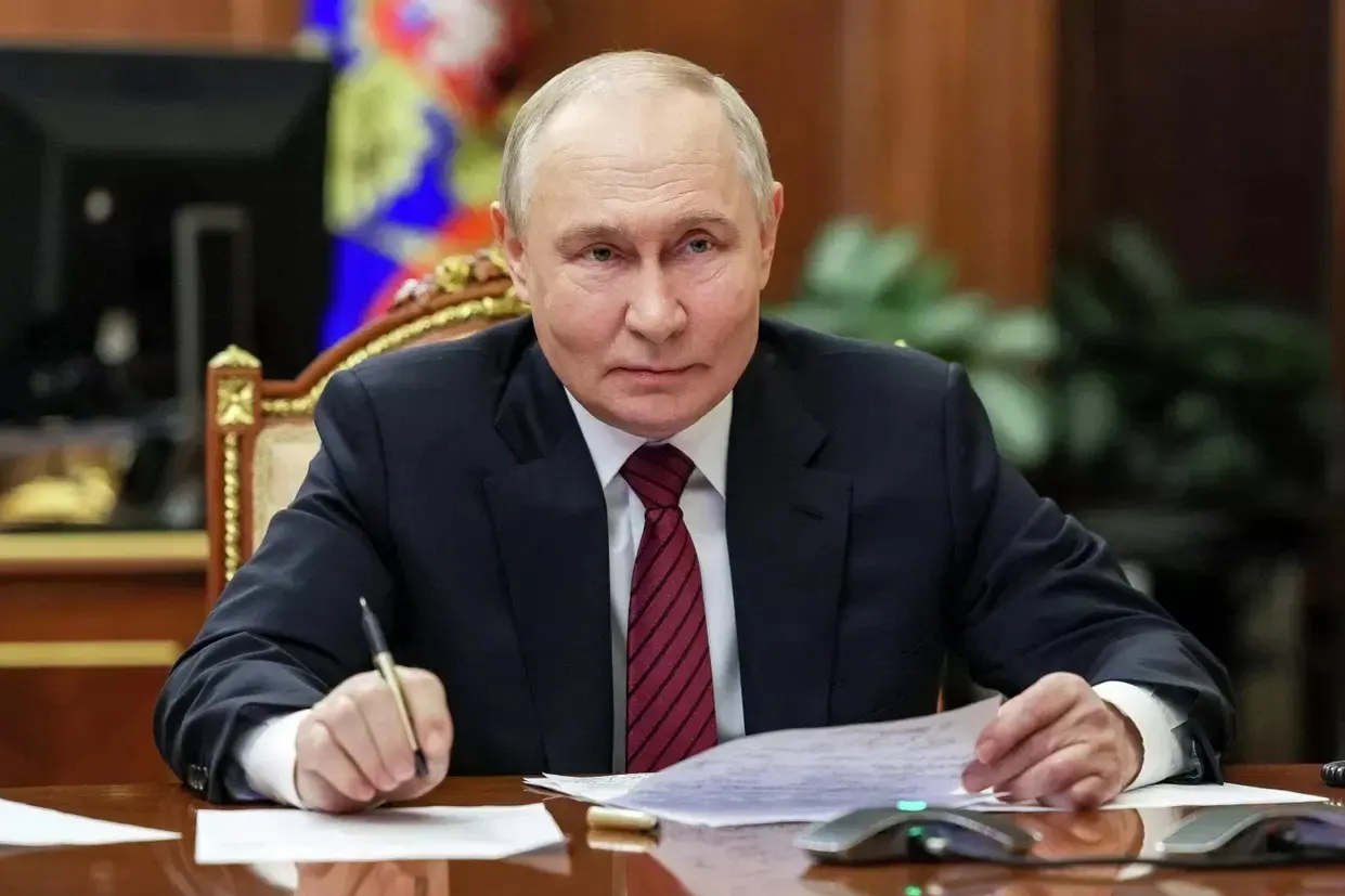 За семь с половиной месяцев 2026 года безвозмездные поступления бизнеса достигли рекордной суммы — 383,69 млрд руб, инициатива добровольных взносов обсуждалась на съезде представителей бизнеса.
