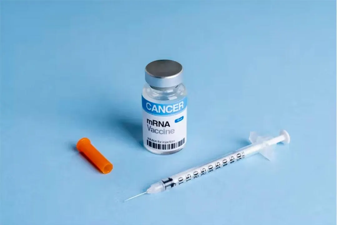 Компании Moderna и Merck сообщили об успешных испытаниях персонализированной мРНК‑вакцины против меланомы, что привлекло внимание инвесторов и демонстрирует потенциал новой терапии.
