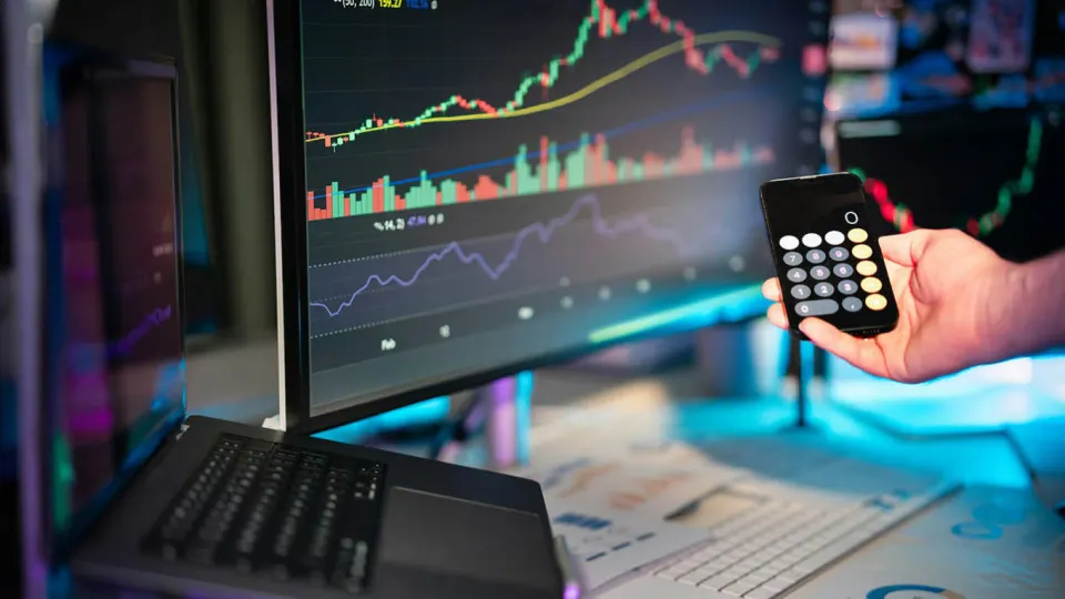 Глава ПСБ Петр Фрадков предупреждает о возможности заморозки USDT и зависимости от эмитента, приводя примеры санкций и инцидентов на крипторынке.