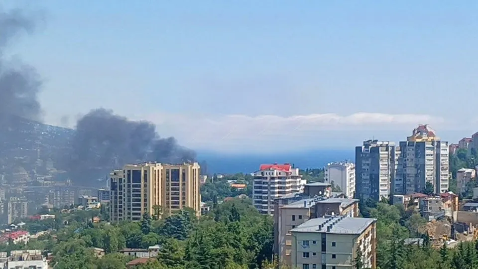 Дроны атаковали побережье Ялты; произошёл пожар у набережной рядом с кафе Hungry Bird, власти объявили эвакуацию жильцам поблизости.