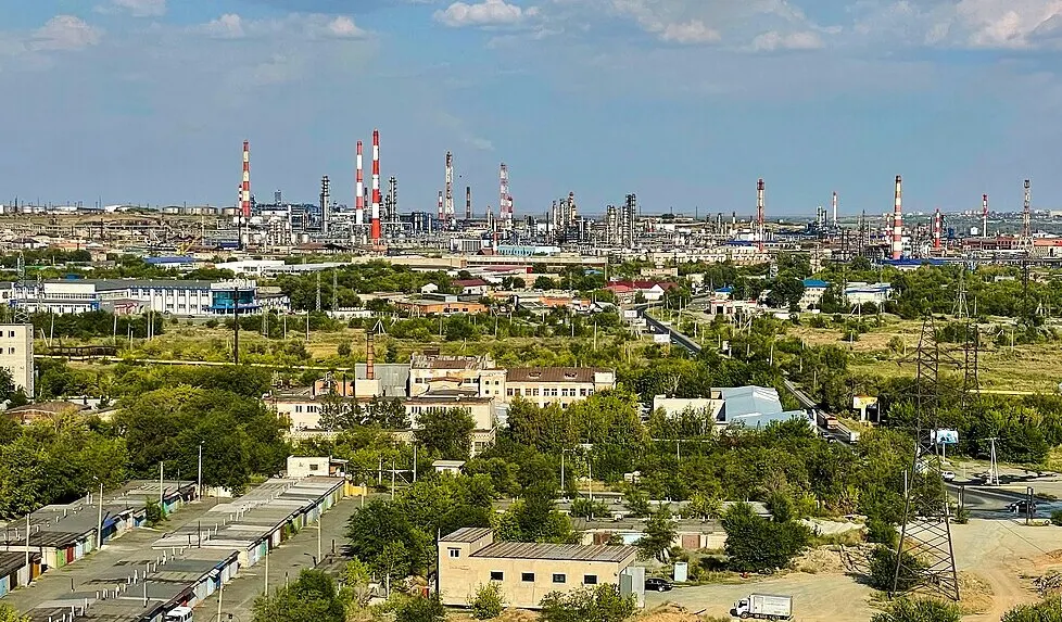 Орский НПЗ полностью остановлен после атаки беспилотников; ремонт может занять до шести месяцев. В регионе введены ограничения на продажу топлива, а на заправках введён режим раздельной заправки по номерам.