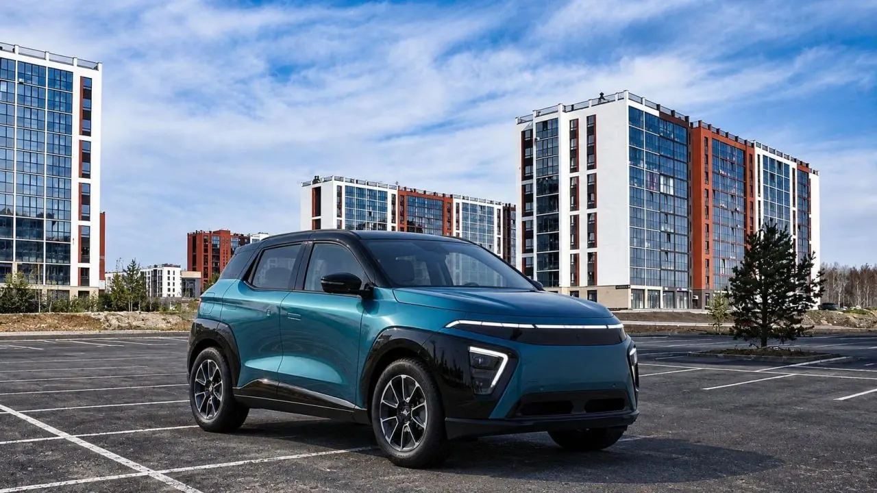Первые покупатели получили предсерийные автомобили, началась полноценная сборка перед официальными продажами. Atom позиционируется как городской электромобиль с батареей 77 кВтч; цена около 3,98 млн рублей, с возможной государственной поддержкой.