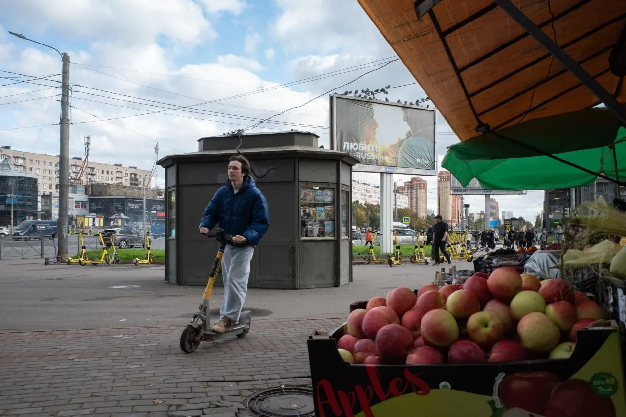 В Петербурге и Ленинградской области разворачиваются санкционные меры против судей, пропал военный чиновник; на фоне — происшествия на дорогах и новые международные ограничения.