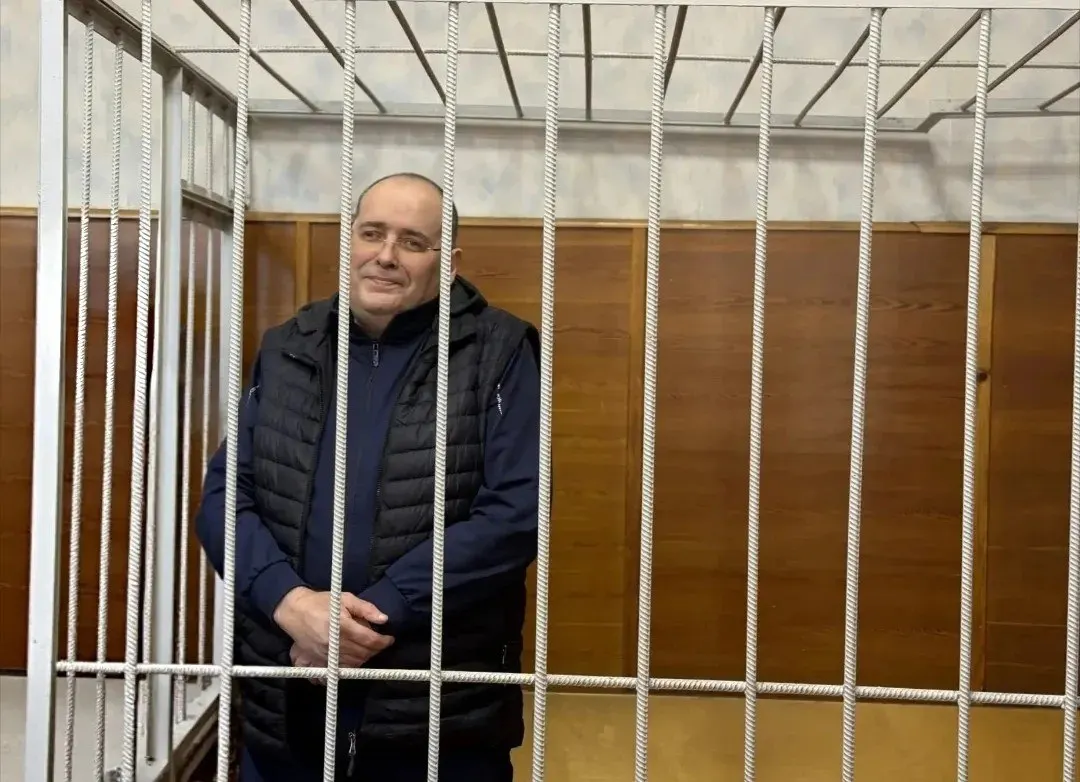 Бывшего чиновника признали виновным в получении взяток в особо крупном размере. Суд назначил 9 лет колонии строгого режима, с учетом предыдущего приговора совокупный срок составляет 14 лет и штраф почти 17 млн рублей. Общая сумма взяток, переданных министерству, — около 4,41 млн рублей, из которых он получил не менее 2,7 млн.