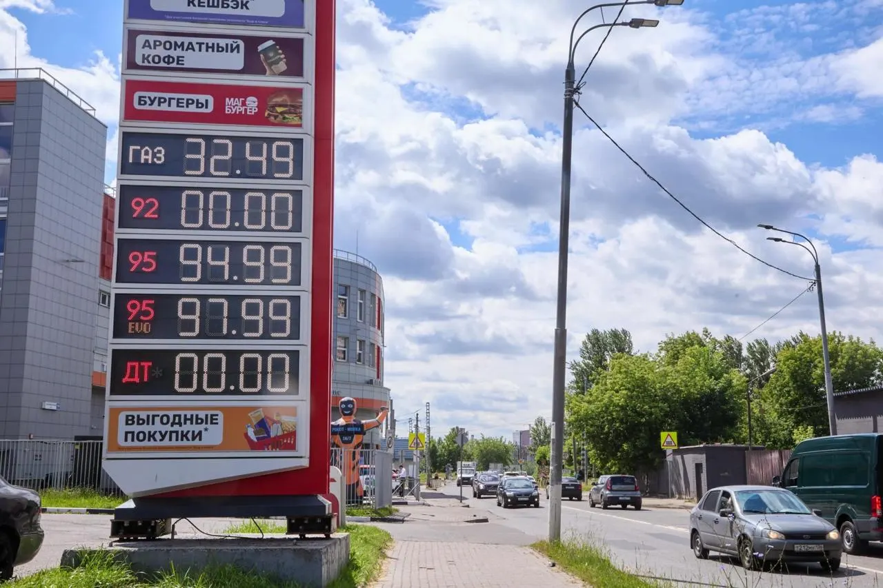 ФАС предъявила претензии как минимум 70 продавцам топлива из-за роста цен; в Калмыкии и других регионах фиксируются заметные скачки цен на бензин.