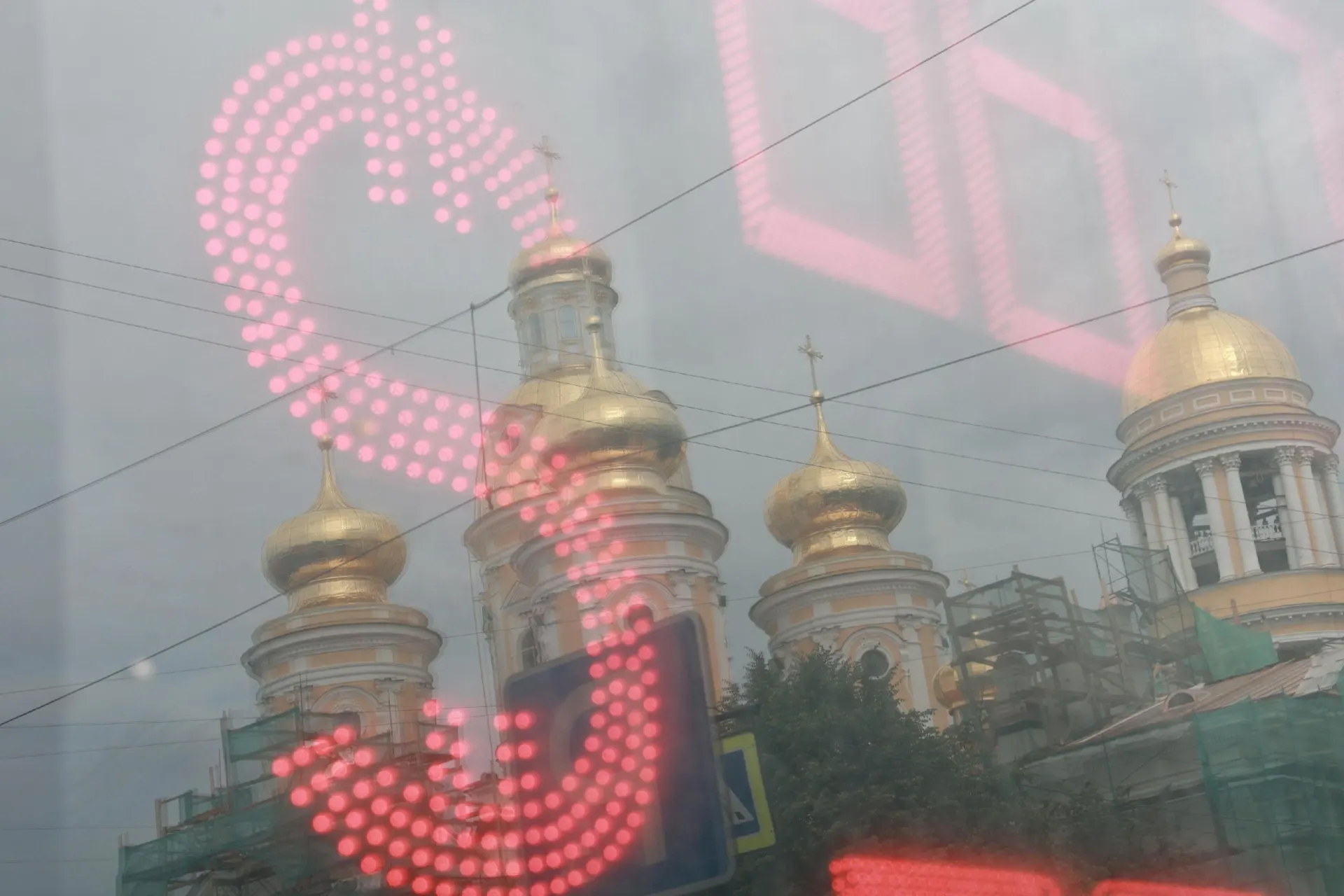 Рубль снижается по отношению к доллару, в стране отмечается дефицит валюты; эксперты обсуждают сценарии развития.