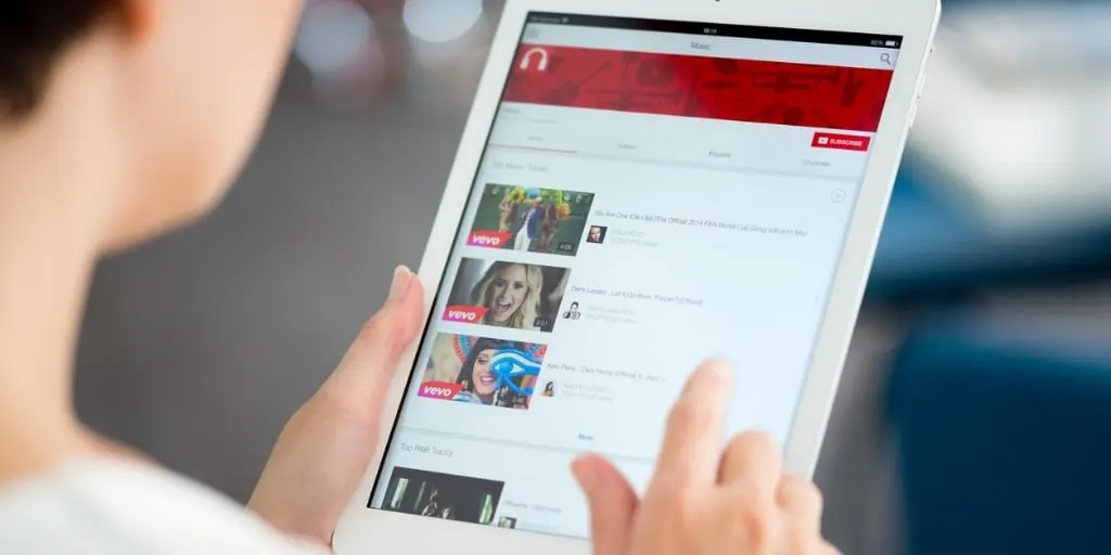 В первой половине 2026 года YouTube обеспечил почти весь рост видеопотребления в России; общий показатель вырос на 6% и достиг 87,7 минуты в день на человека.