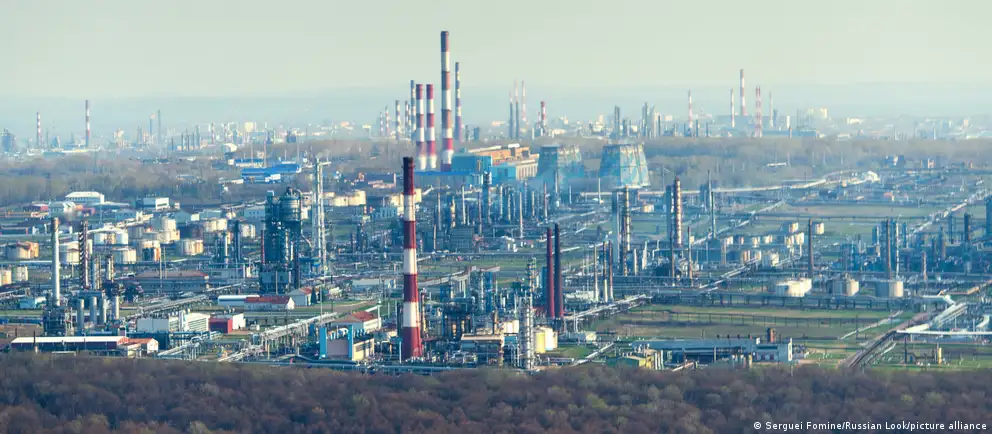 После новых атак на нефтеперерабатывающие заводы в Самаре и Башкортостане зафиксированы возгорания и дым над объектами. Официальных комментариев пока не поступало.