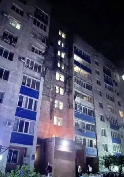 Ночная волна ударов беспилотников зафиксирована в нескольких регионах. Повреждены объекты инфраструктуры, есть пострадавшие и погибшие; в Киеве продолжаются удары.