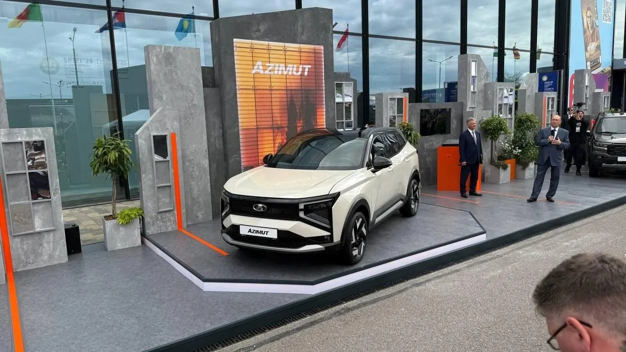 На конвейер вышел новый кроссовер Lada Azimut; продажи планируются в ноябре–декабре 2026 года.