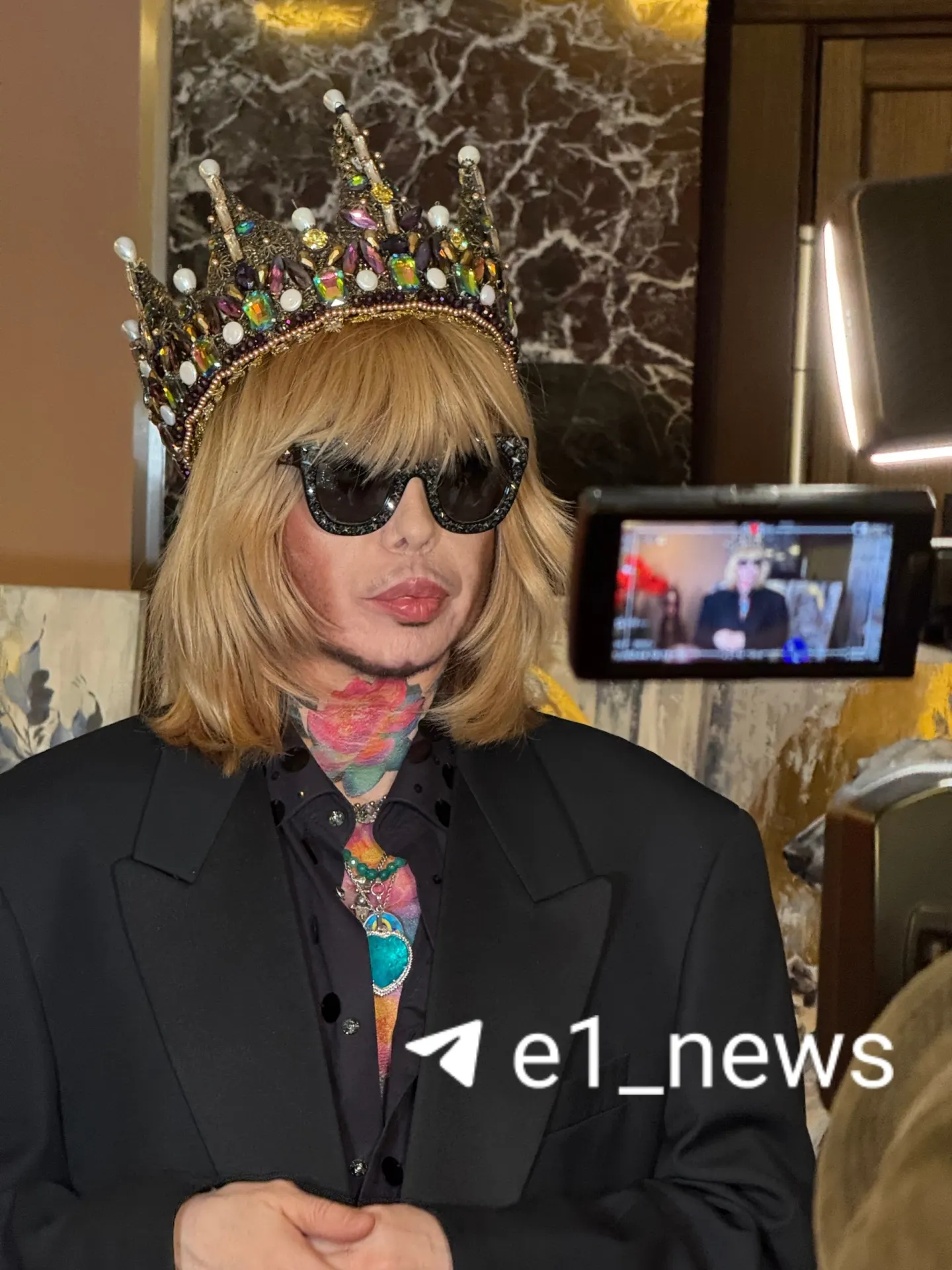 Дизайнеры со всей России собрались на фестивале моды в культурном центре Урала; событие подчеркивает продвижение отечественной одежды и поддержку российского дизайна.