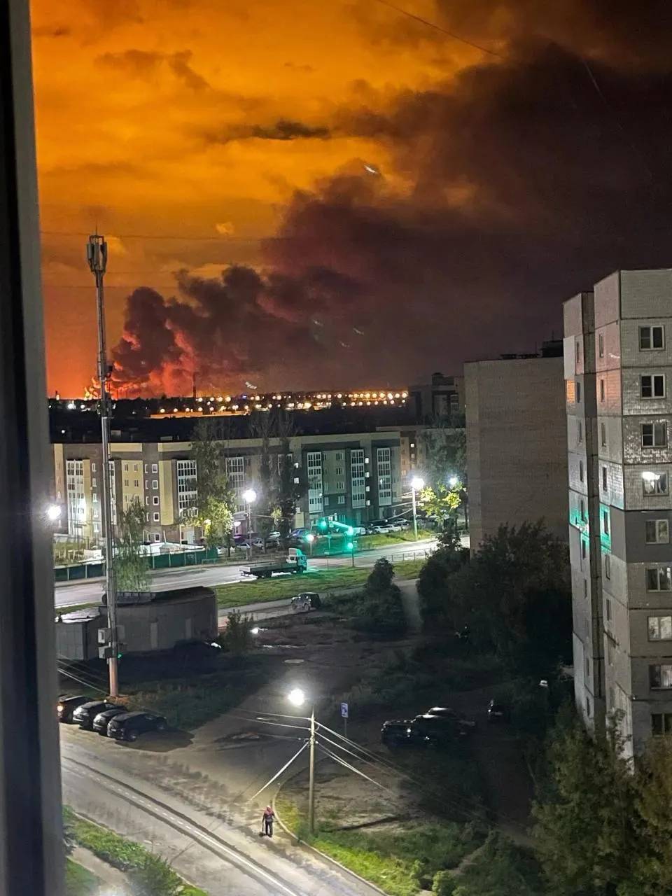 Дроны атаковали два региона: на НПЗ начался пожар, в Ростове из-за ударов отключено электроэнергия; пострадавших нет.